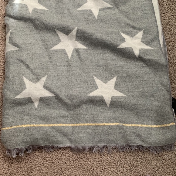 Ann Taylor star print ultra soft blanket scarf! - Picture 4 of 5